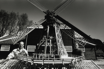 402827 Afbeelding van Guus Haest (links) en Cees de Boer bij het model van de te herbouwen houtzaagmolen De Ster op het ...